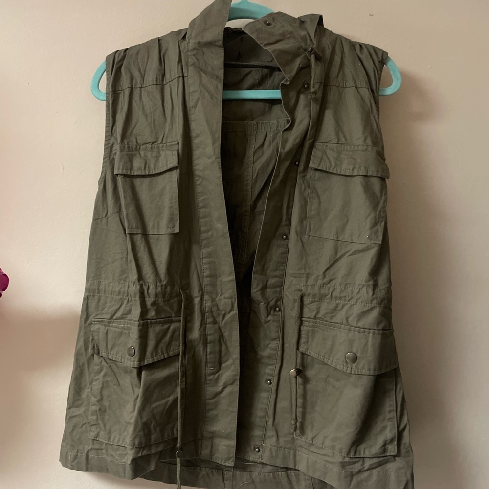 Hooded sleeveless jacket